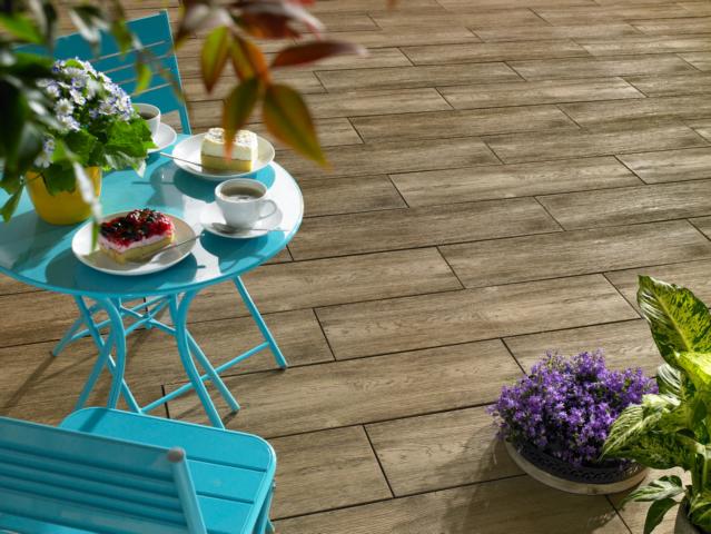 Täuschend echt: Die Terrassenplatte Bradstone-LogPlank wirkt durch die gemaserte Oberfläche wie echt Täuschend echt: Die Terrassenplatte Bradstone-LogPlank wirkt durch die gemaserte Oberfläche wie echt