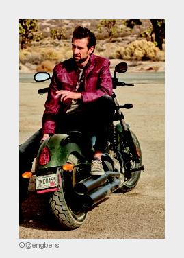 Colour your life! Leder - hier im kürzeren Style - ist auch in der neuen Sommersaison top wichtig. (