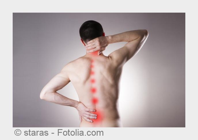 Mit einer Physiotherapie oder manuellen Therapie kann auch gegen Rückenleiden vorgegangen werden. (B Mit einer Physiotherapie oder manuellen Therapie kann auch gegen Rückenleiden vorgegangen werden. (B