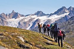 Ostgrönland: Wanderung am Sermilik-Fjord mit Gletschern im Hintergrund