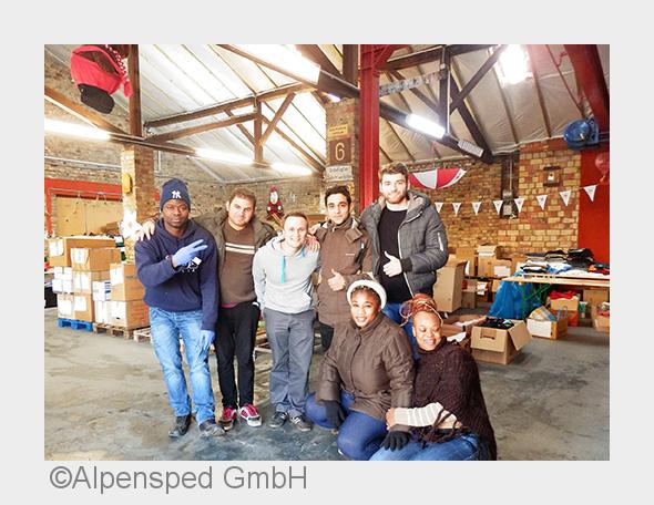Gemeinsam mit Flüchtlingen helfen die Alpensped-Mitarbeiter bei der Kleidersortierung. (Bildquelle: Gemeinsam mit Flüchtlingen helfen die Alpensped-Mitarbeiter bei der Kleidersortierung. (Bildquelle: