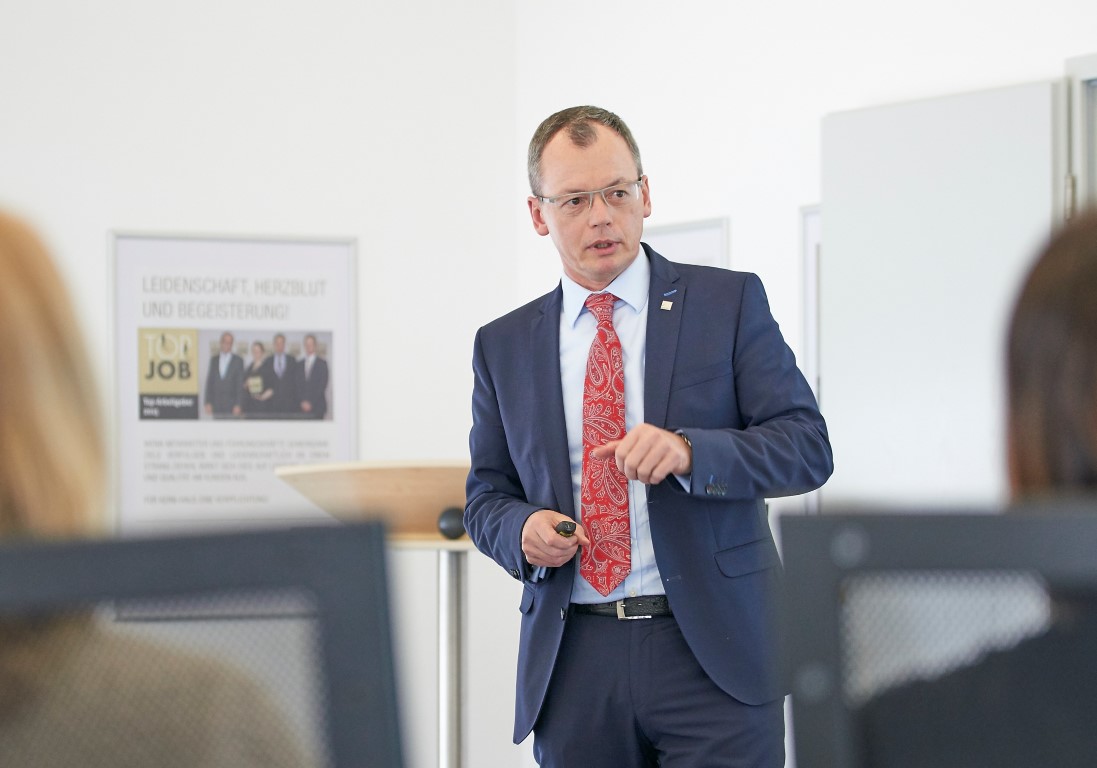 Preisträger Top-Arbeitgeber 2015& Gastgeber: Bernhard Sommer, Vorstandsvorsitzender Kern-Haus AG Preisträger Top-Arbeitgeber 2015& Gastgeber: Bernhard Sommer, Vorstandsvorsitzender Kern-Haus AG