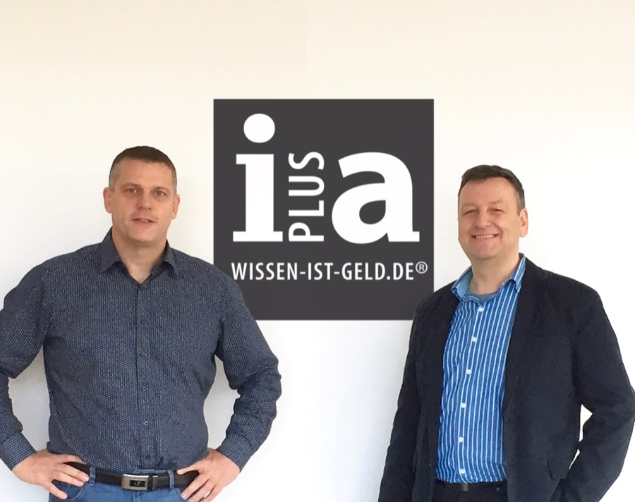 Alexander Ihl und Karl-Heinz von Lackum vor dem neuen Logo.