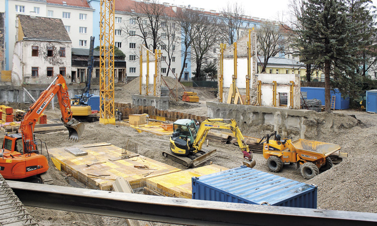 Maschinen von HKL beim Bau von Keller und Tiefgarage eines neuen Wohnkomplexes in Wien Floridsdorf. Maschinen von HKL beim Bau von Keller und Tiefgarage eines neuen Wohnkomplexes in Wien Floridsdorf.