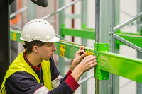 ONK bietet europaweit den Montageservice für seine Etiketten, Schilder und Bodenmarkierungen. 