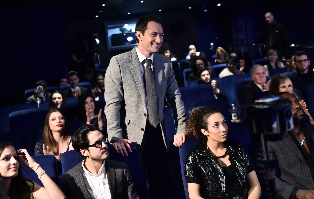 Jude Law inmitten seiner Gäste