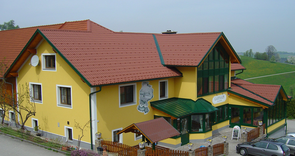 Ein aus Pfannenblech gedecktes Gasthaus