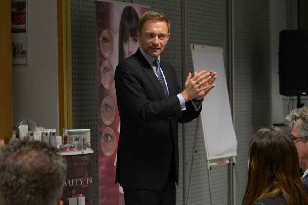FDP-Chef Christian Lindner bei PM-International in Speyer Quelle: PM-International AG FDP-Chef Christian Lindner bei PM-International in Speyer Quelle: PM-International AG