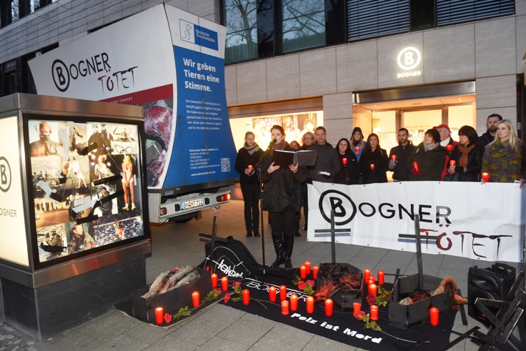 Tierschützer trauern um Pelztiere vor Berliner Bogner Filiale Tierschützer trauern um Pelztiere vor Berliner Bogner Filiale