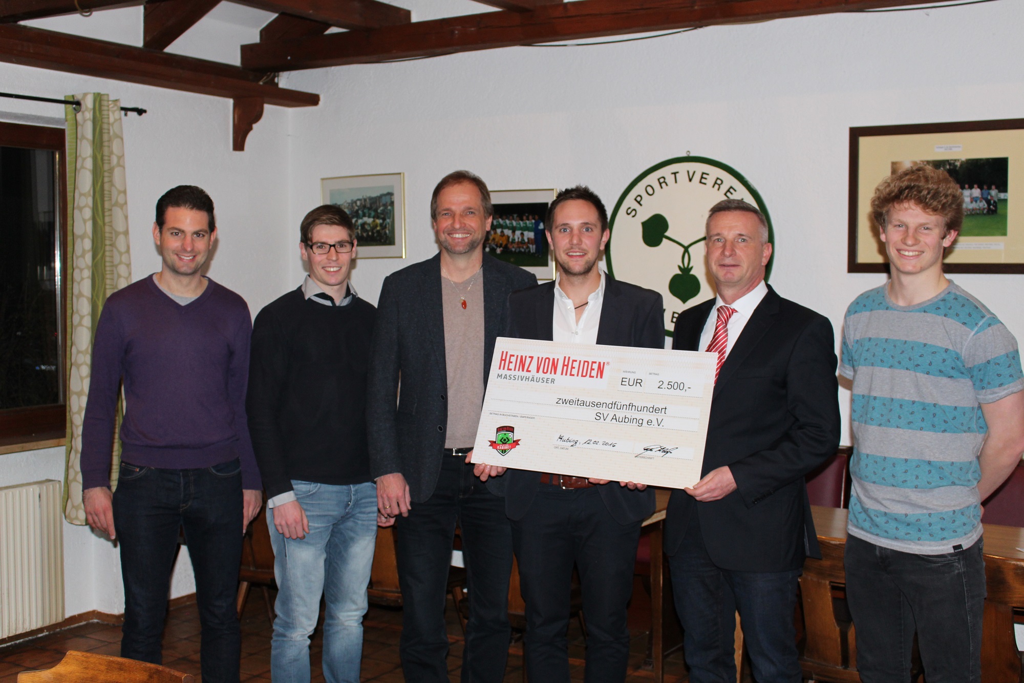 Heinz von Heiden gratuliert dem SV Aubing e.V. herzlich undüberreicht symbolischen Scheck