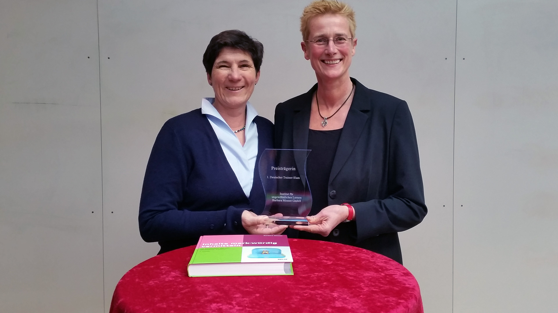 Anna Langheiter mit Initiatorin Barbara Messer (v. l. n. r.) beim 1. Deutschen Trainer Slam. Anna Langheiter mit Initiatorin Barbara Messer (v. l. n. r.) beim 1. Deutschen Trainer Slam.