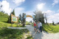 Familie im Geisterdorf (Verwöhnhotel Berghof) Familie im Geisterdorf (Verwöhnhotel Berghof)