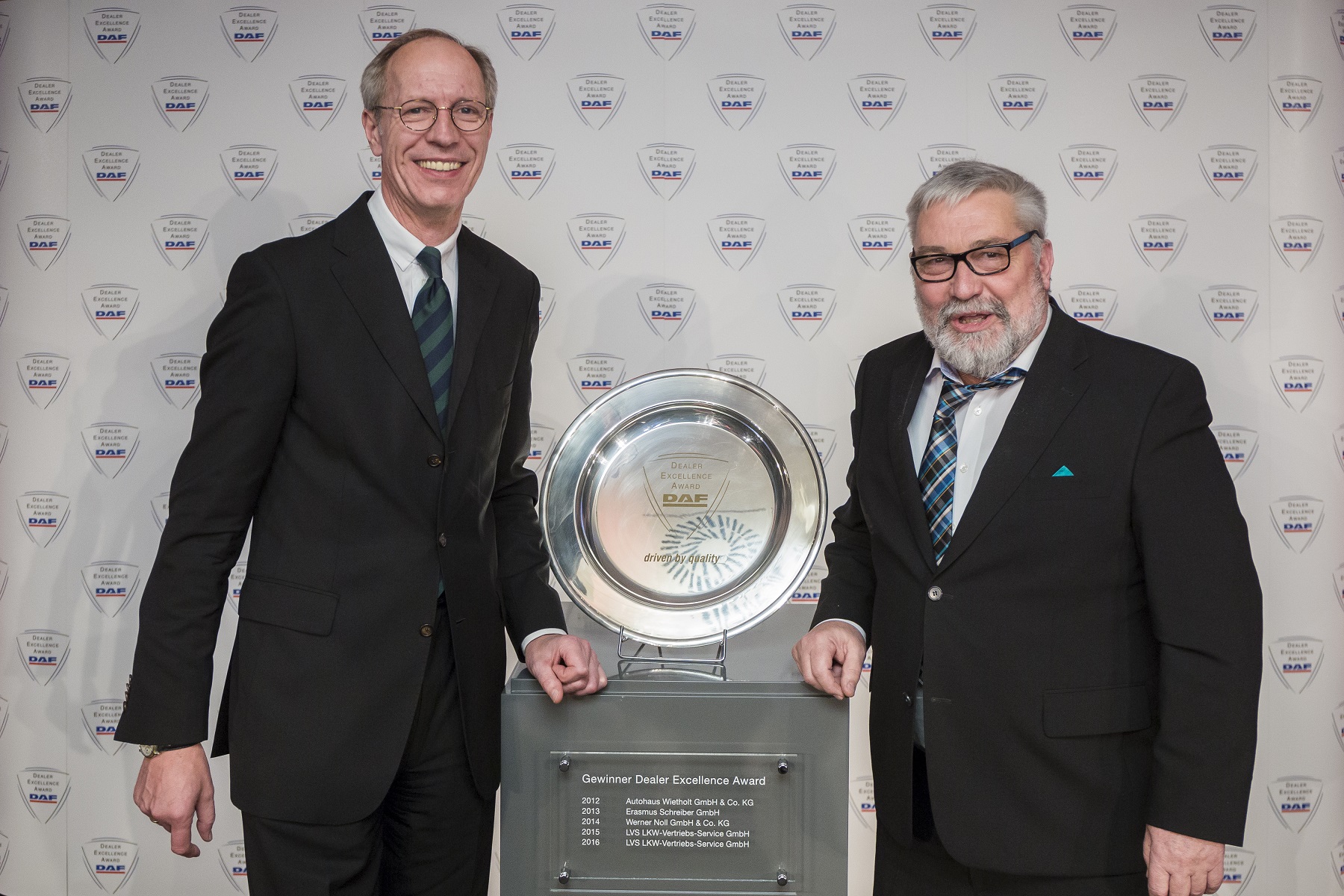 Heino Schroeder, Geschäftsführer DAF Trucks Deutschland (links)überreicht den Award.