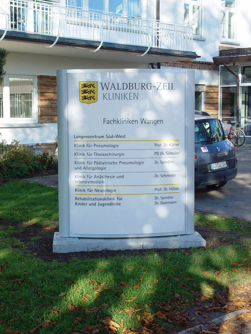 Werbepylon beleuchtet am Eingang der Fachklinig Werbepylon beleuchtet am Eingang der Fachklinig