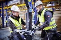 Die ROS-Techniker reparieren beschädigte Stützen durch ein patentiertes hydraulisches Richtverfahren Die ROS-Techniker reparieren beschädigte Stützen durch ein patentiertes hydraulisches Richtverfahren