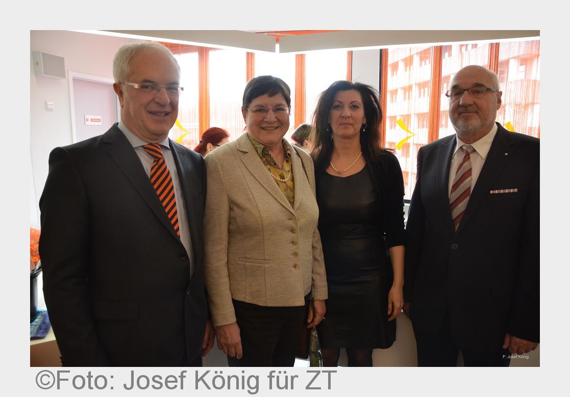 ZT in LA (v.l.): Dr. J. Eichenseer, Stv.Landrätin C. Engelhard, M. Eichenseer und Bgm. Erwin Schneck ZT in LA (v.l.): Dr. J. Eichenseer, Stv.Landrätin C. Engelhard, M. Eichenseer und Bgm. Erwin Schneck