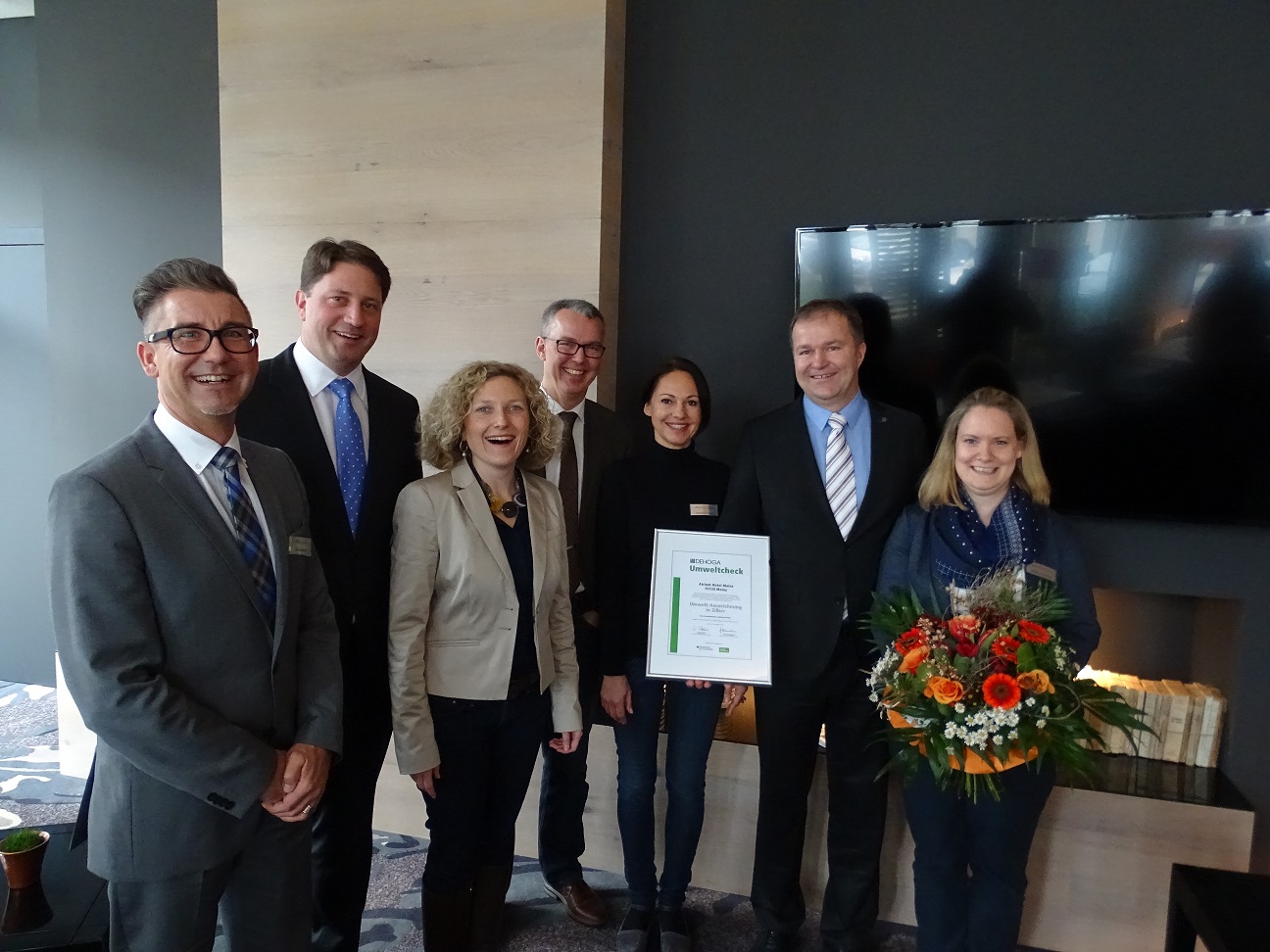 Das Team des Atrium Hotels und Vertreter der Stadt Mainz bei der Umweltpreisverleihung Das Team des Atrium Hotels und Vertreter der Stadt Mainz bei der Umweltpreisverleihung
