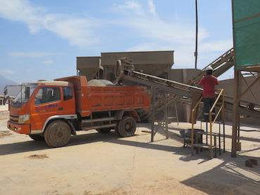 LKW-Erzbeladung auf Chala One bei Inca One Gold in Peru