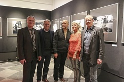 (Foto: hl-studios, Erlangen) Museums- und Schulleitung freuen sich über den Start der Ausstellung (Foto: hl-studios, Erlangen) Museums- und Schulleitung freuen sich über den Start der Ausstellung