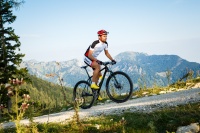 Mountainbiken auf den Unternberg, im Hintergrund Hochfelln (Ruhpolding Tourismus GmbH)