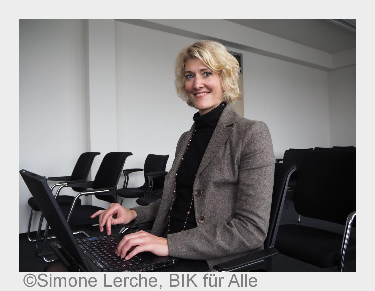 ?Videotrainings sind super, aber bitte mit Untertiteln!?, sagt die schwerhörige Userin Jana Verheyen ?Videotrainings sind super, aber bitte mit Untertiteln!?, sagt die schwerhörige Userin Jana Verheyen