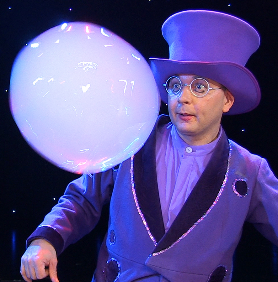 Unterhaltungskünstler Blub begeistert mit Artistik Showprogramm bei Event in Malaysia Unterhaltungskünstler Blub begeistert mit Artistik Showprogramm bei Event in Malaysia