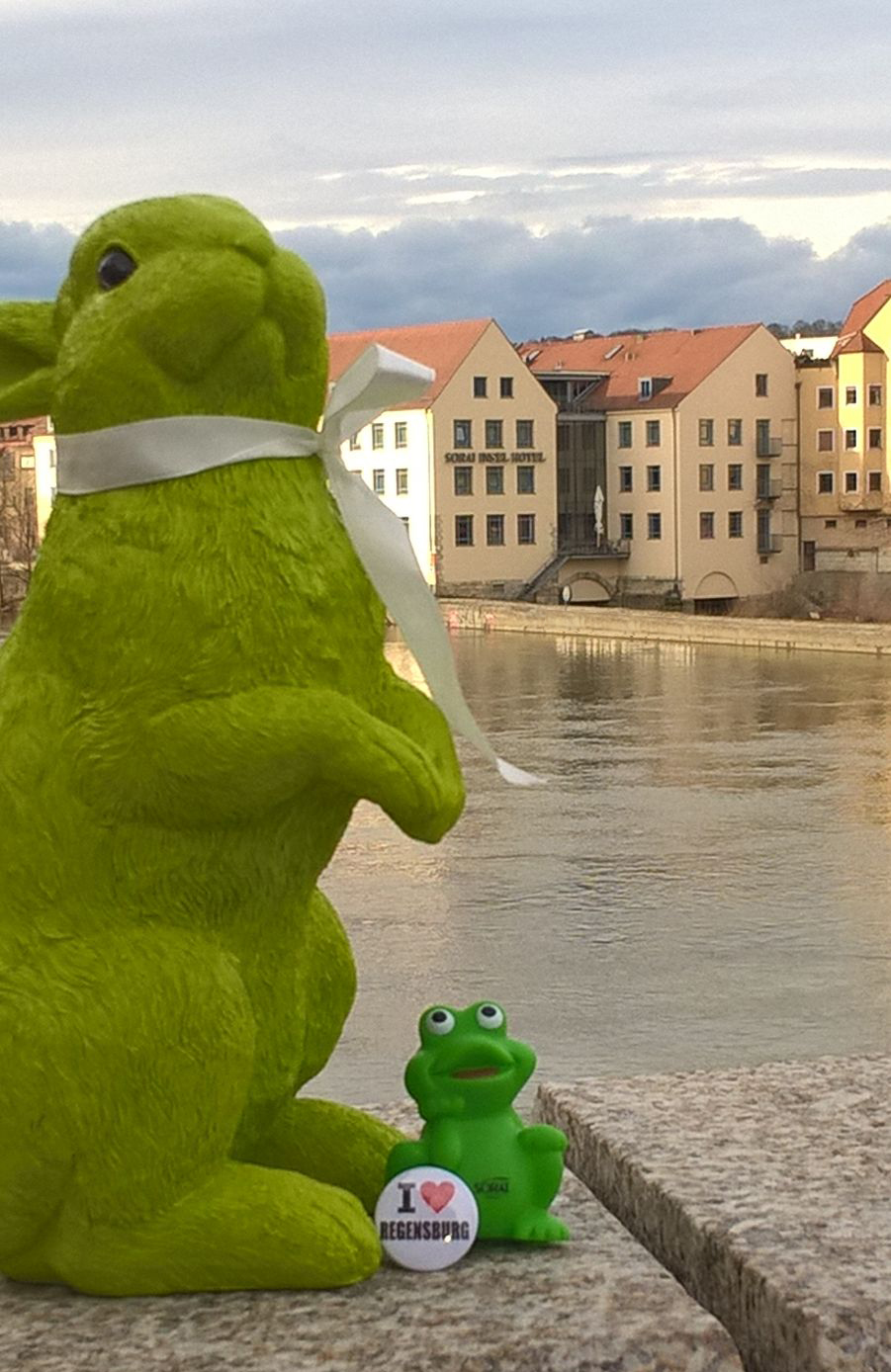 Blick von der Steinernen Brücke zum Sorat Insel-Hotel Regensburg