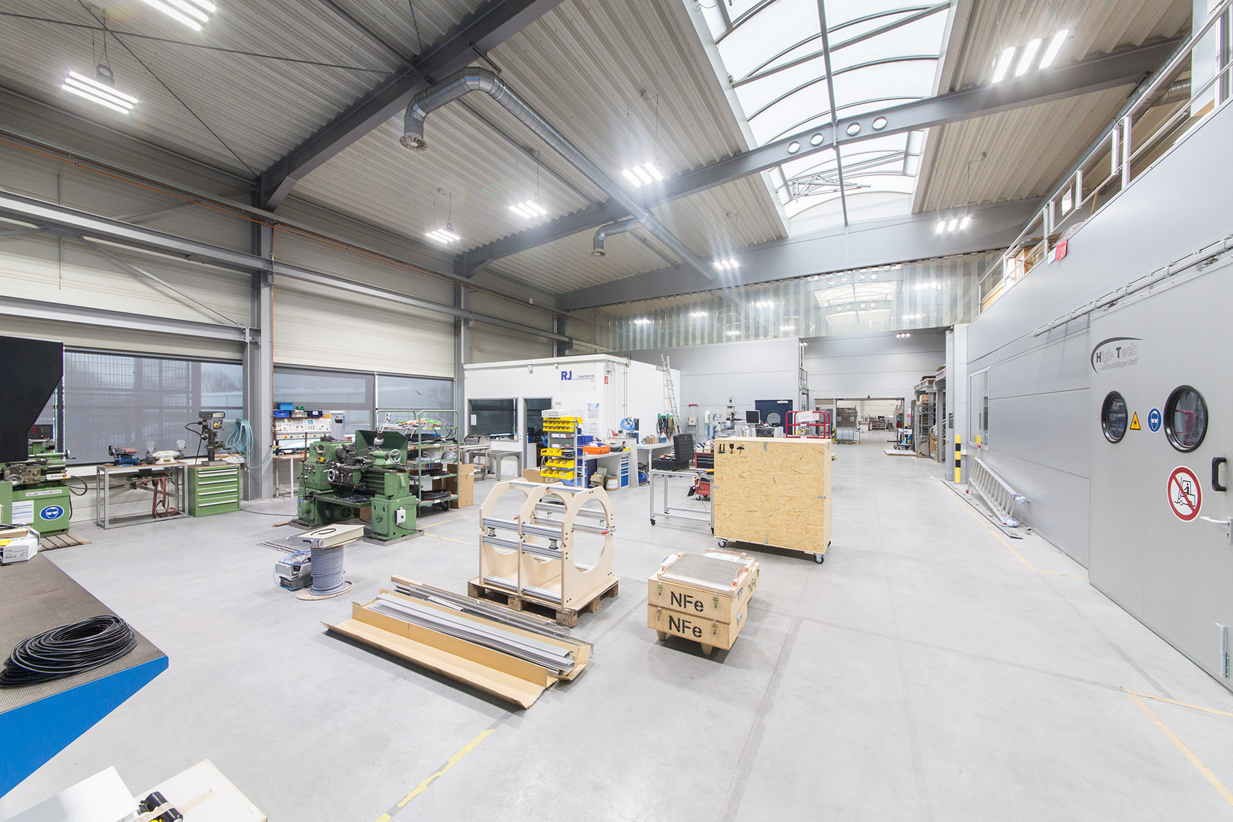 Halle für Anlagen und Maschinenbau bei der RJ Lasertechnik GmbH/ Fotograf: Damian Jäger