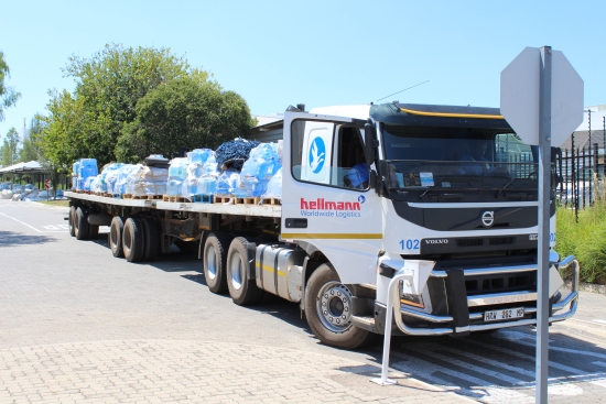 Allein mehr als 200.000 Liter Frischwasser transportierte Hellmann im Rahmen der Hilfsaktion. Allein mehr als 200.000 Liter Frischwasser transportierte Hellmann im Rahmen der Hilfsaktion.