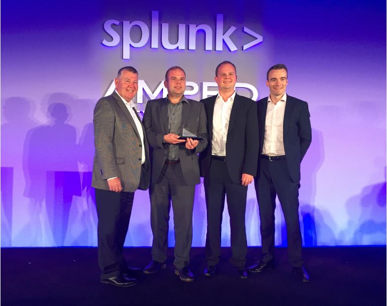 Dick Cahill, Vice President Splunk EMEA (1.v.l.) &Ed Dolman,Splunk (4.v.l.) mit Team bluecue Dick Cahill, Vice President Splunk EMEA (1.v.l.) &Ed Dolman,Splunk (4.v.l.) mit Team bluecue
