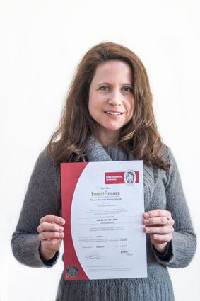 Iris Gerrtisen, Leiterin Qualitätsmanagement bei ForestFinance, nahm das ISO-Zertifikat entgegen. Iris Gerrtisen, Leiterin Qualitätsmanagement bei ForestFinance, nahm das ISO-Zertifikat entgegen.