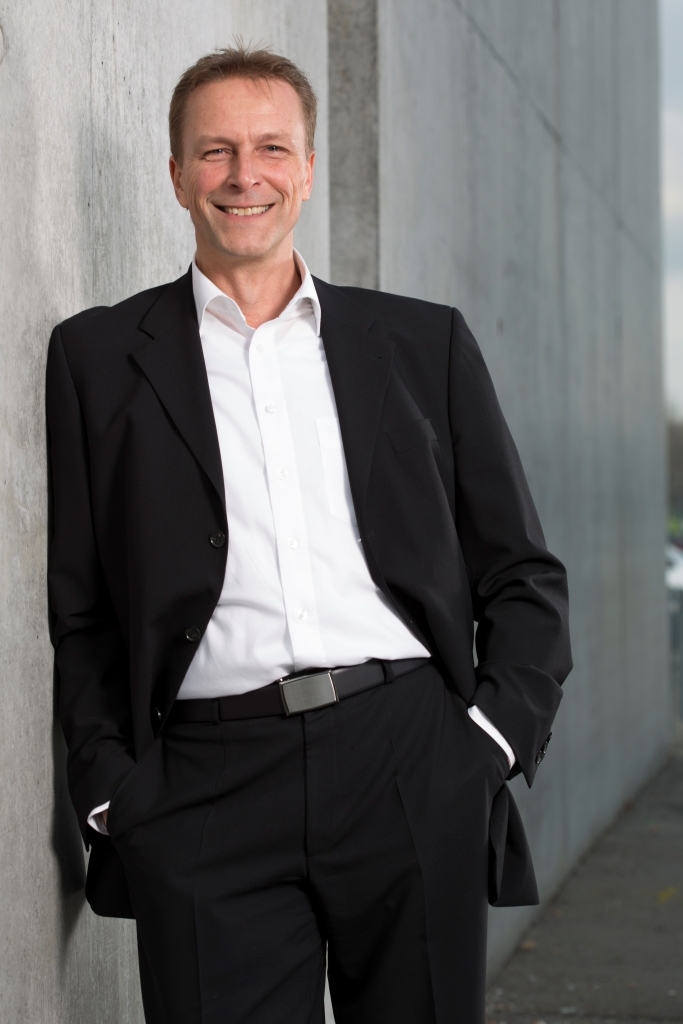Der Vertriebstrainer Thomas E. Pelzl ist Autor des Whitepapers zum Thema Zusatzverkauf. Der Vertriebstrainer Thomas E. Pelzl ist Autor des Whitepapers zum Thema Zusatzverkauf.