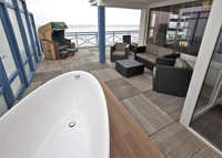 Baden mit Blick auf das Wattenmeer: in den neuen Skysuiten (Foto: Kamp Hotels) Baden mit Blick auf das Wattenmeer: in den neuen Skysuiten (Foto: Kamp Hotels)