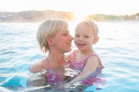 Mama und Kind im Aussenpool (AIGO Familien- und Sportresort) Mama und Kind im Aussenpool (AIGO Familien- und Sportresort)