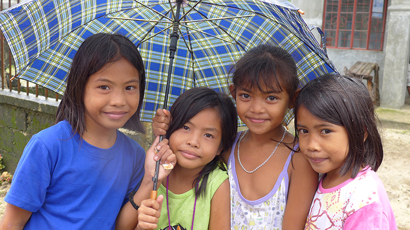 arvato Financial Solutions spendet an ein Plan-Projekt auf den Philippinen (Copyright: Plan)