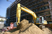 Der New Holland E 215 B aus dem HKL MIETPARK beförderte über 5.000 m³ Füllmaterial in den Schacht.