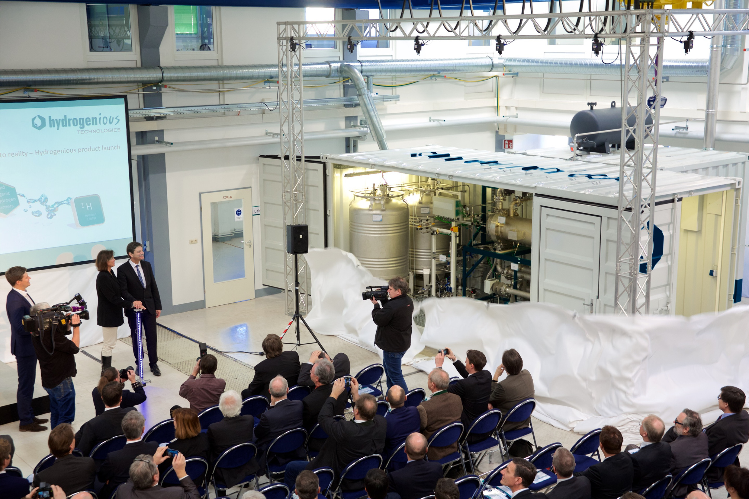Einweihung der ersten LOHC Wasserstoffspeicherung durch StM Ilse Aigner und Prof. Hornegger