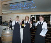 (v.l.): Julia Heimendahl, Alexandra Stawartz, Alina Heimendahl, Mercure Tagungs- & Landhotel Krefeld (v.l.): Julia Heimendahl, Alexandra Stawartz, Alina Heimendahl, Mercure Tagungs- & Landhotel Krefeld