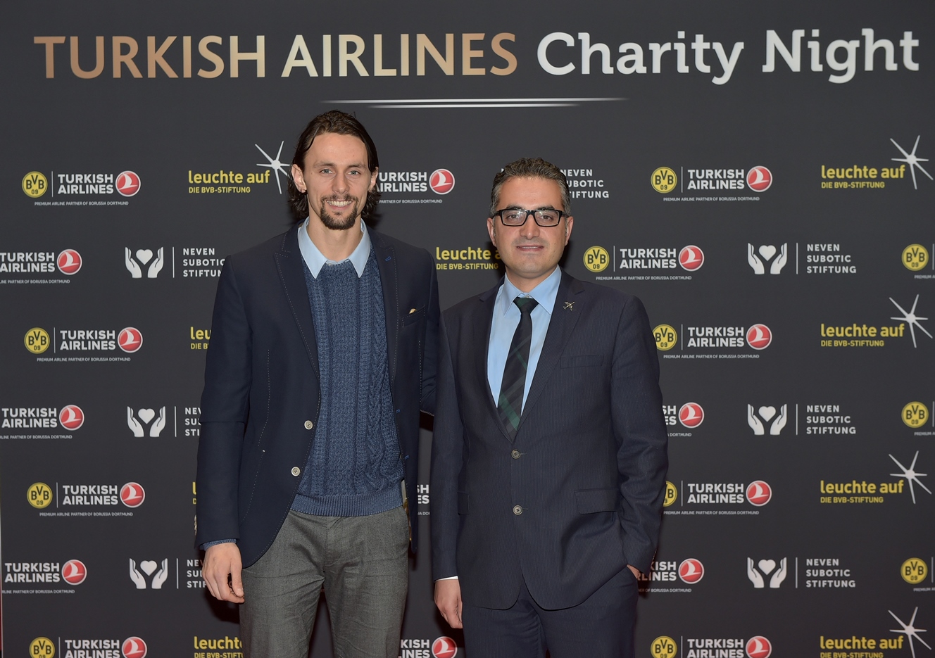 BVB-Spieler Neven Subotic mit Fatih Cigal, Turkish Airlines Vice President Sales Central Europe (Bil BVB-Spieler Neven Subotic mit Fatih Cigal, Turkish Airlines Vice President Sales Central Europe (Bil