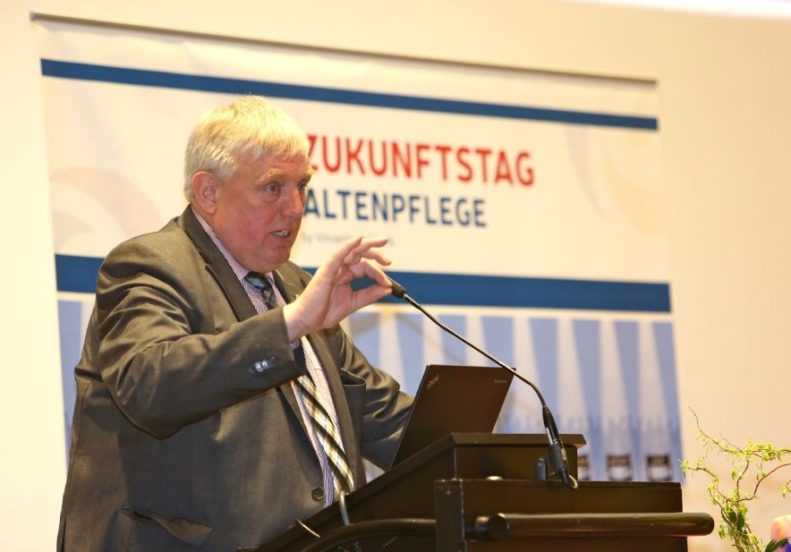 Staatssekretär Karl-Josef Laumann spricht auf der Eröffnung des Zukunftstages ALTENPFLEGE.