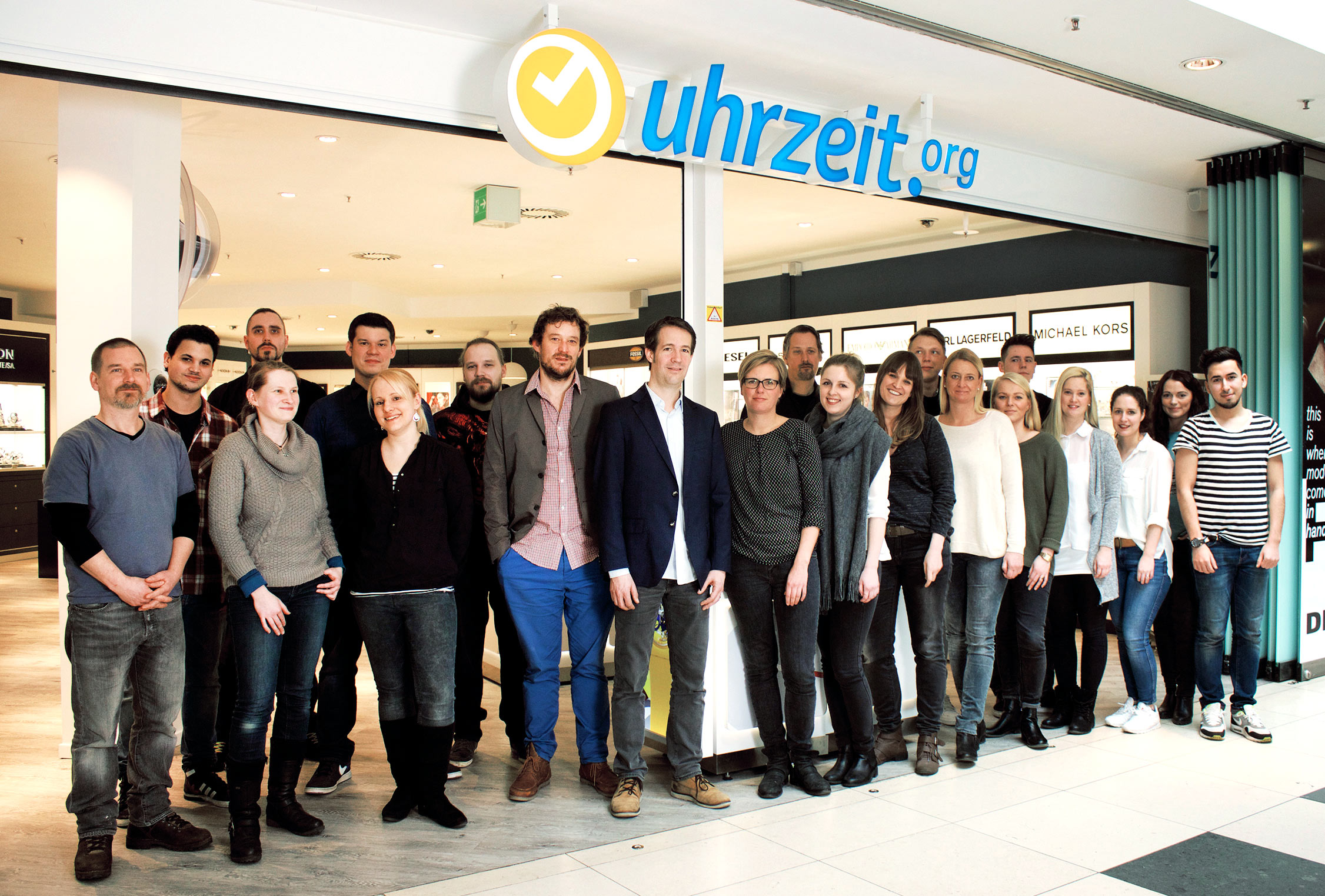Das Team von uhrzeit.org vor dem City Store in Hamburg Das Team von uhrzeit.org vor dem City Store in Hamburg