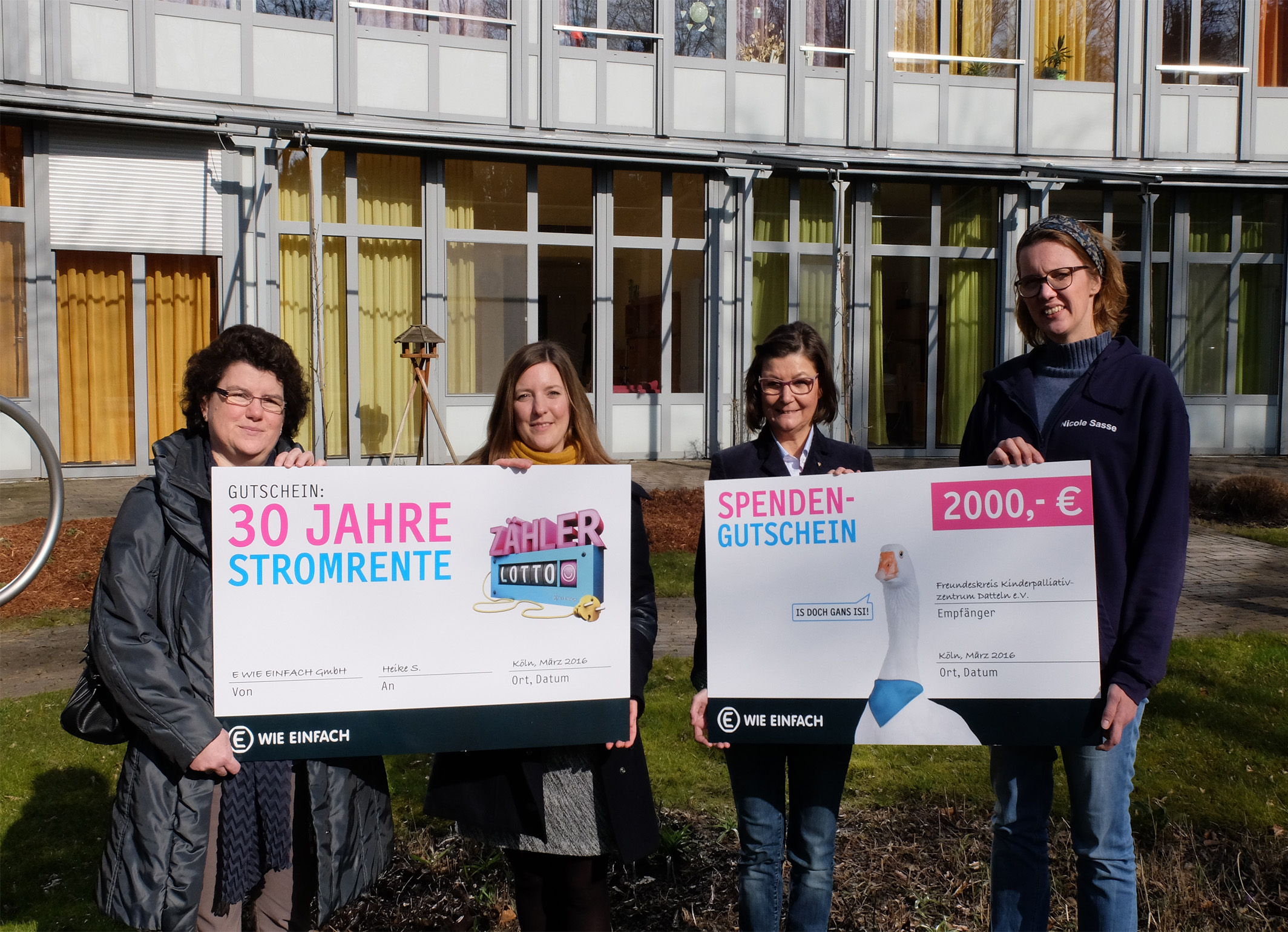 E WIE EINFACHübergibt die Schecks an Stromrente-Gewinnerin und Kinderpalliativzentrum Datteln. E WIE EINFACHübergibt die Schecks an Stromrente-Gewinnerin und Kinderpalliativzentrum Datteln.