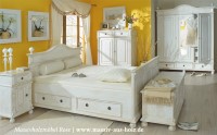Weiße Massivholzmöbel - Landhausmöbel im Schlafzimmer Weiße Massivholzmöbel - Landhausmöbel im Schlafzimmer