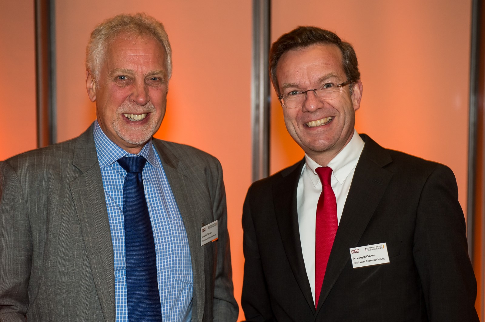 Freuen sich : Leiter des S-Direkt Service Center Achim Stricker (li.) und Vorstand Dr.Jürgen Cramer. Freuen sich : Leiter des S-Direkt Service Center Achim Stricker (li.) und Vorstand Dr.Jürgen Cramer.
