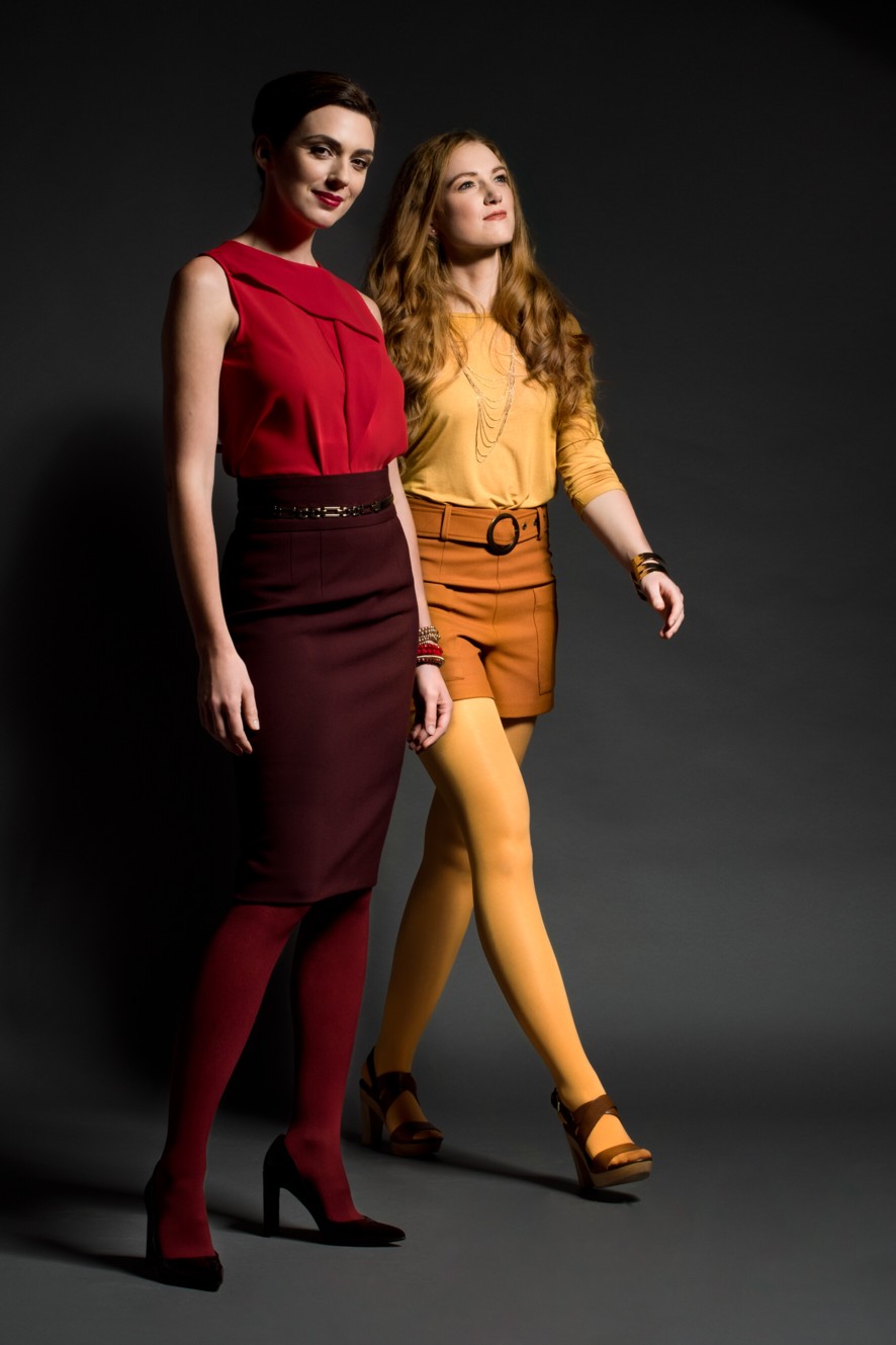Mit den BELSANA Trendfarben Red Moon und Orange Sun setzen Frauen ihre Beine modisch in Szene. (Bild Mit den BELSANA Trendfarben Red Moon und Orange Sun setzen Frauen ihre Beine modisch in Szene. (Bild