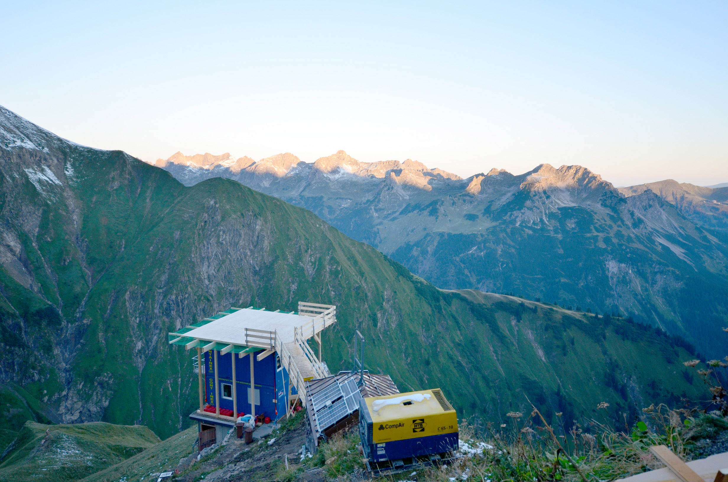 Errichtung der neuen Wanderhütte Walterberger-Haus bei Oberstdorf inüber 2000 Meter Höhe.