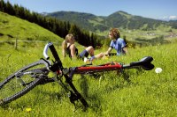 Radfahrer beim Rasten in Oberstaufen