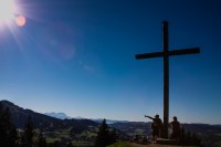 Wanderer beim Gipfelkreuz Wanderer beim Gipfelkreuz