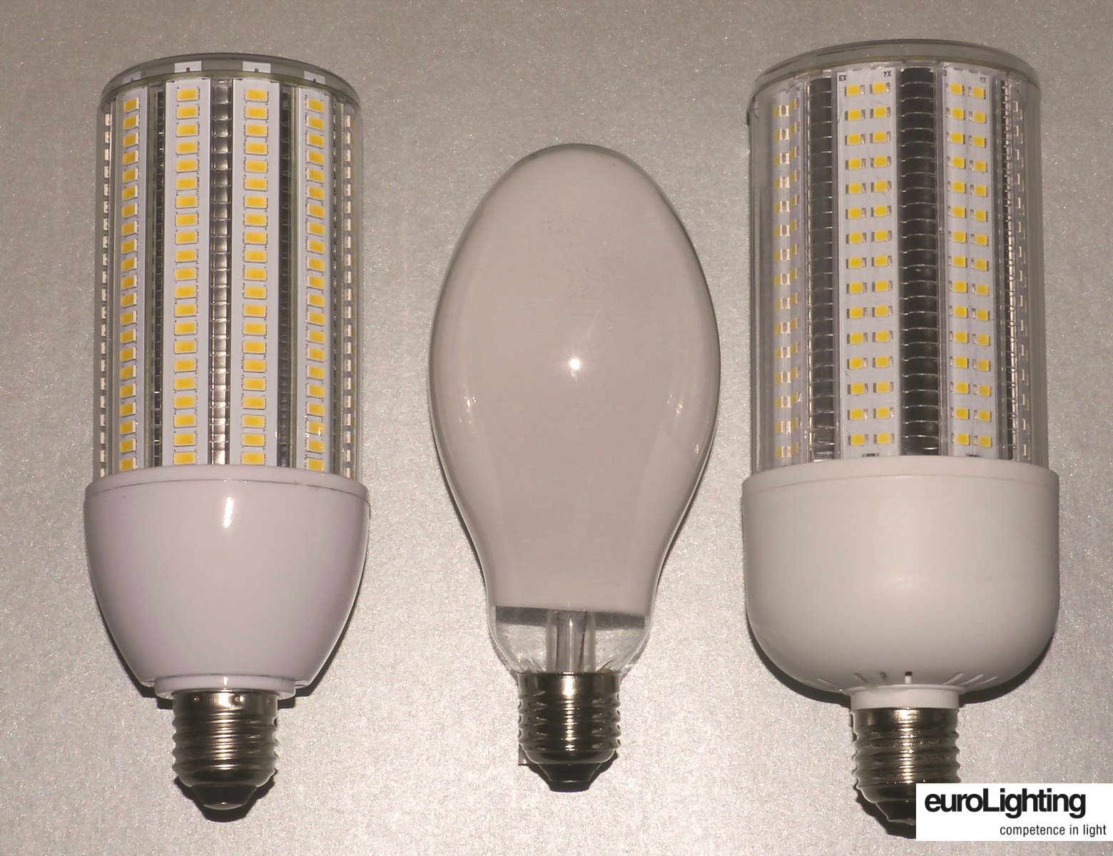 Größenvergleich: Neue Mini-Cornbulb von euroLighting, alte HQL-Lampe und Standard-Cornbulb (v.l.n.r)