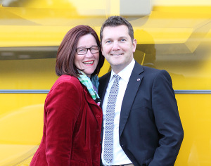 Petra und Jörg Heidenreich freuen sich über die Opel-Ehrung. Quelle: Autohaus Heidenreich.